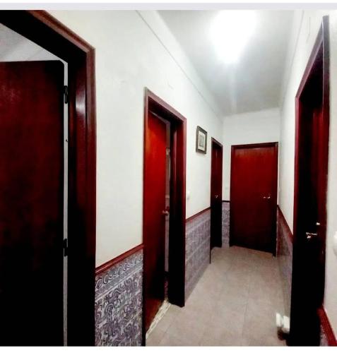 Private room with balcony for one or two people near Lisbon Airport