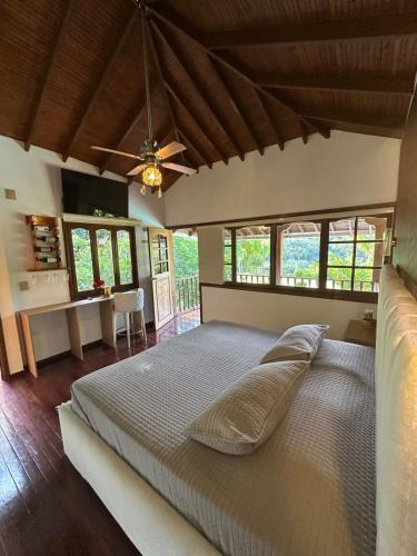 ein Schlafzimmer mit einem großen Bett mit Decke in der Unterkunft Cabaña de Lujo con piscina privada en Pance, Cali in El Bosque