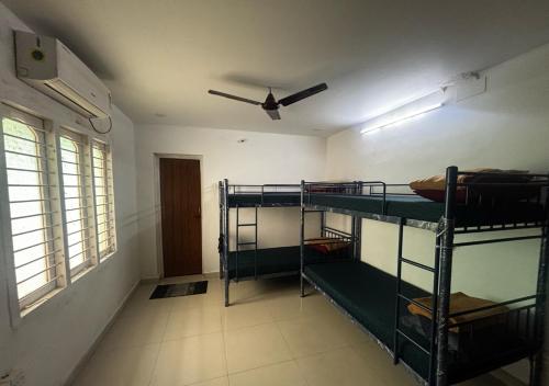 Ένα ή περισσότερα κρεβάτια σε δωμάτιο στο Social Backpacker Hostel , Little Mount, Chennai