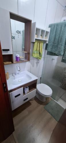 Et badeværelse på Casa aconchegante com piscina em Nova Tramandai