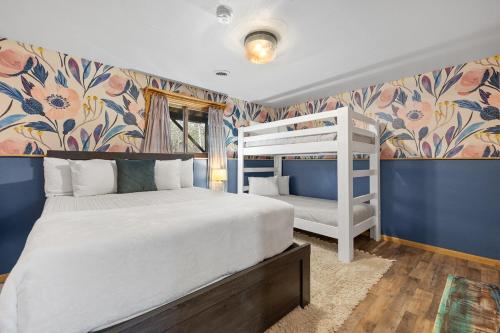 Deadwood Pines Hideaway في ستورجيس: غرفة نوم بها سرير وسرير بطابقين