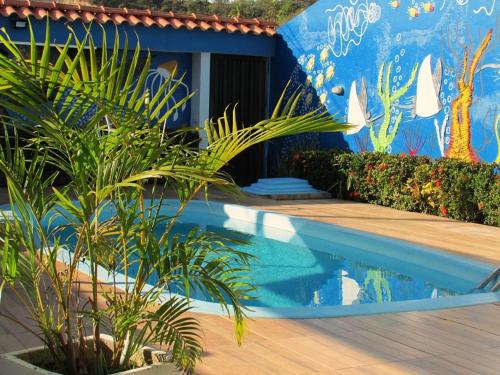 Casa espetacular في ماراغوغي: مسبح امام بيت فيه نباتات