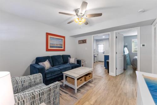 ein Wohnzimmer mit einem blauen Sofa und einem Deckenventilator in der Unterkunft 403 E 15Th Ave, Unit 2 in North Wildwood