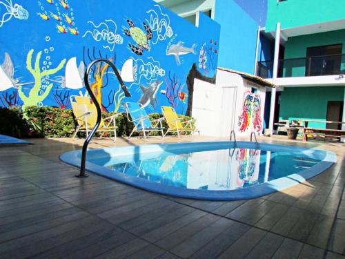 Casa espetacular في ماراغوغي: مسبح امام مبنى جداري