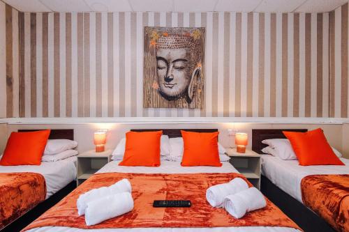 Ένα ή περισσότερα κρεβάτια σε δωμάτιο στο Entire Sonora Park Hotel Sleeps 37 Central Pier