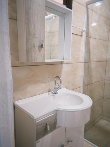 un bagno con lavandino, specchio e doccia di Hotel e Churrascaria Major a Major