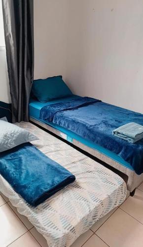 two beds sitting next to each other in a room at Apartamento 2 quartos Serra in Serra