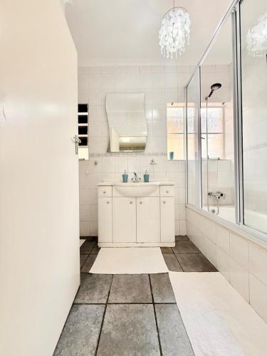 Ένα μπάνιο στο Home in Randpark Ridge