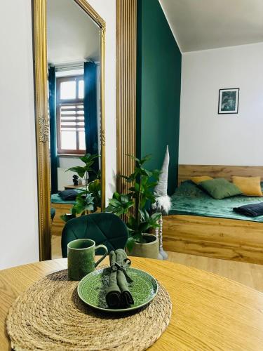 una stanza con un tavolo con uno specchio e un letto di Cztery Kąty w Rynku a Wałbrzych