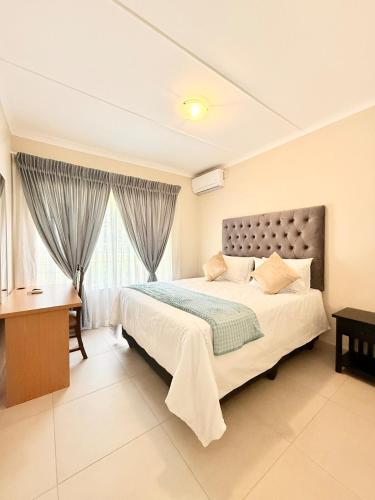 Ένα ή περισσότερα κρεβάτια σε δωμάτιο στο Home in Randpark Ridge