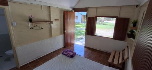 Habitación pequeña con aseo y ventana en Kóten Naj, en Chicanna