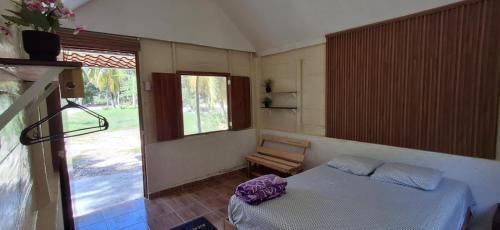 Un dormitorio pequeño con una cama y una ventana. en Kóten Naj, en Chicanna