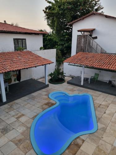 a blue object on a patio with a house at Casa Petit Canoa Quebrada in Aracati