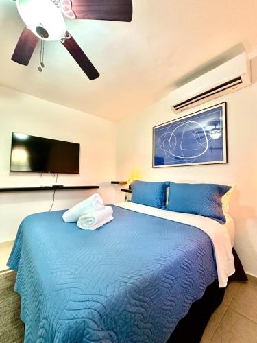 Ένα ή περισσότερα κρεβάτια σε δωμάτιο στο Luxury Beach Retreat Modern 1BR and Pool