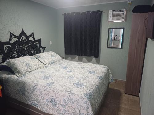 巴拉那瓜Pousada da Rê Ilha do Mel Encantadas的一间卧室，里面有一张床和一扇窗户。