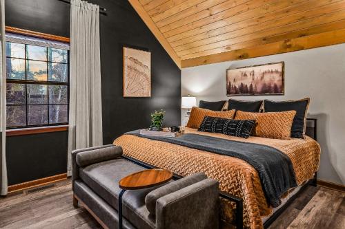 a bedroom with a bed and a couch at Hey Diddle Diddle cabin in Pigeon Forge