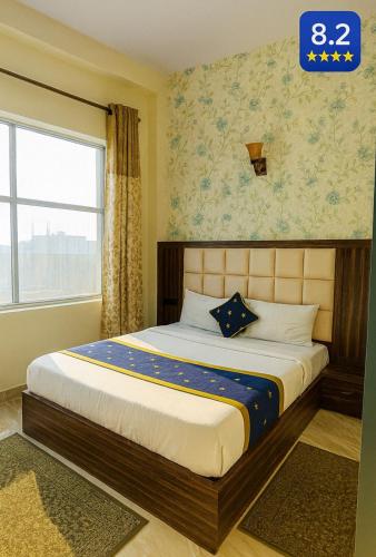 Un dormitorio con una cama grande con ventana. en Hotel Clear View By Silverkey Hospitality, en Mathura