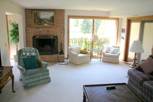 Φωτογραφία από το άλμπουμ του Marti's Place on the Lakes σε Portage Lakes