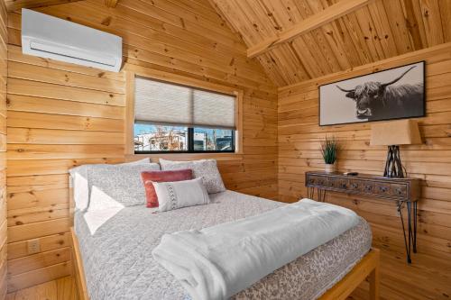 En eller flere senge i et værelse på Fruita Monument RV Park