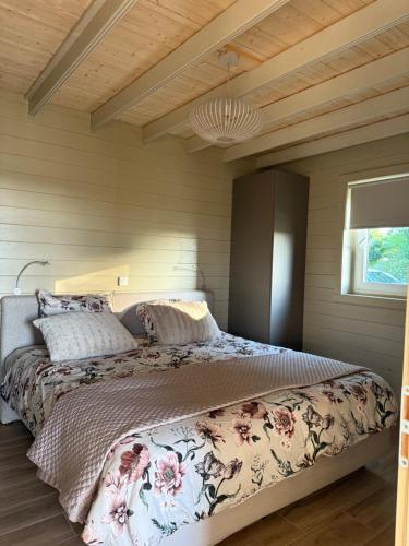 Una cama o camas en una habitación de B&B Sint Andries