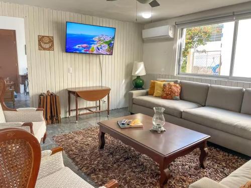 un soggiorno con un divano e un tavolino da caffè di Villa Centenario a Mazatlán