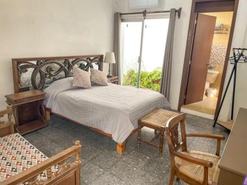una camera da letto con un letto e una finestra di Villa Centenario a Mazatlán