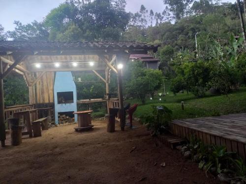un padiglione con un lampione in un parco di Sitio Daniela a São João Batista