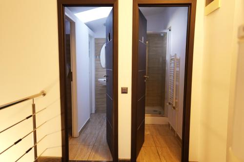 einen Flur mit Tür zum Bad in der Unterkunft Hotel Mina in Craiova