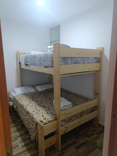 ein paar Etagenbetten in einem Zimmer in der Unterkunft Departamento Frente al Cc Mega plaza - Ica in Ica