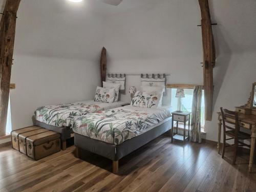 Ένα ή περισσότερα κρεβάτια σε δωμάτιο στο MOULIN DE L'HOSTE