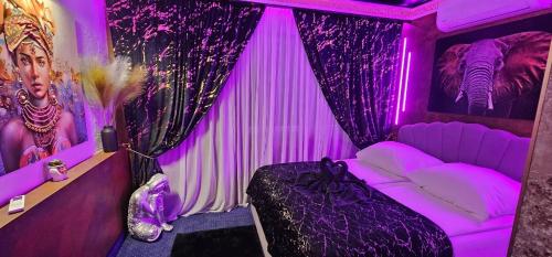 Un pat sau paturi într-o cameră la Apartament CZARNA PERŁA SPA