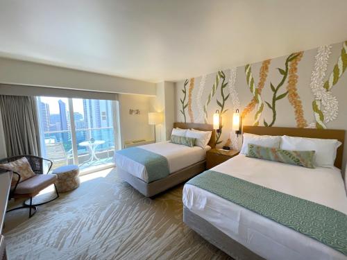 En eller flere senge i et værelse på Ala Moana Hotel 24FL Ocean View Renovated