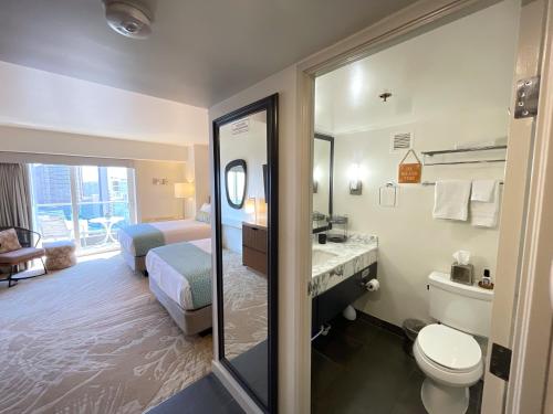 Et badeværelse på Ala Moana Hotel 24FL Ocean View Renovated