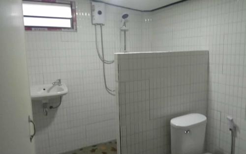 Un baño con ducha, inodoro y lavabo. en Serenity House khlongnin, en Phra Ae beach