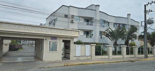 ein Gebäude am Straßenrand in der Unterkunft Jardim das Américas in Bombinhas