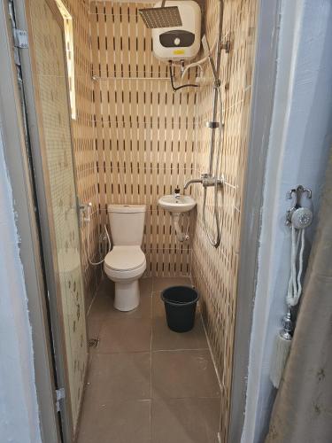 Ένα μπάνιο στο Subscribe to Famous Channel