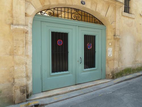 Photo de la galerie de l'établissement LES TROIS CHANDELIERS un petit paradis en plein centre ville, à Bordeaux