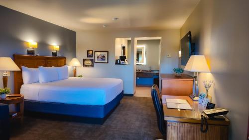 Postel nebo postele na pokoji v ubytování Adelaide Inn