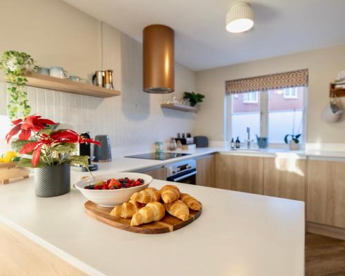 Η κουζίνα ή μικρή κουζίνα στο Fun luxury stay, city walkable, Pool Table, Air Hockey, Garden, Parking, Business & Families - Oakview