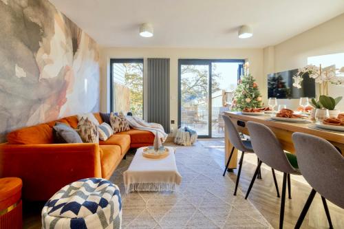 Χώρος καθιστικού στο Fun luxury stay, city walkable, Pool Table, Air Hockey, Garden, Parking, Business & Families - Oakview