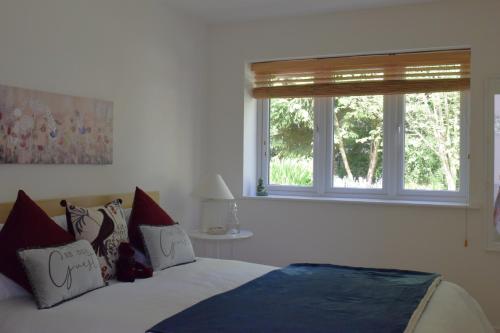 En eller flere senge i et værelse på The White House Garden Cottage