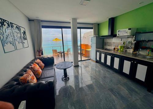 RafrāfDream View Nova的带沙发和桌子的客厅和厨房