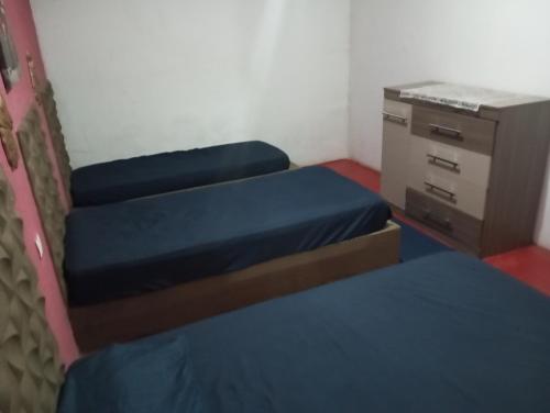 een kleine kamer met 2 bedden en een dressoir bij Recanto ceu azul in São Pedro