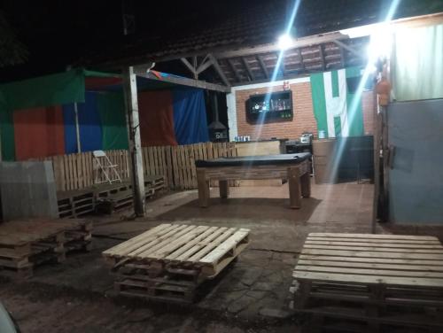 een tafeltennistafel en banken in een kamer bij Recanto ceu azul in São Pedro
