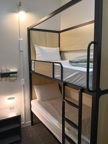 a bunk bed in a room with a bunk bedutenewayangering at Oceanic Hostel in Auckland