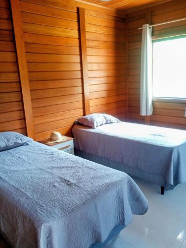 En eller flere senge i et værelse på Casa do Alto