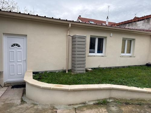 Το κτήριο όπου στεγάζεται  το διαμέρισμα