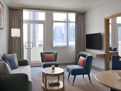 TV a/nebo společenská místnost v ubytování Swissôtel Al Murooj Dubai