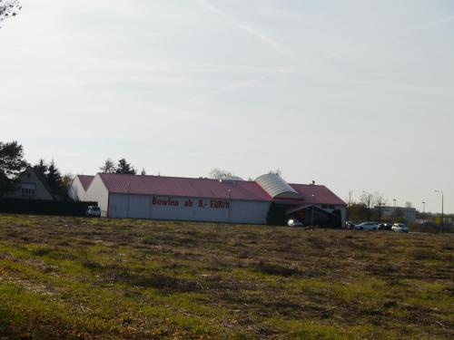 a barn with a field in front of it at Ferienwohnung im Neubauernweg 3 in Hoppegarten