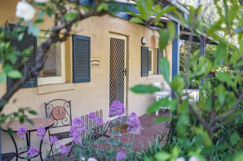 克莱尔Donnybrook Cottages - Donnybrook的门前有门和鲜花的房子